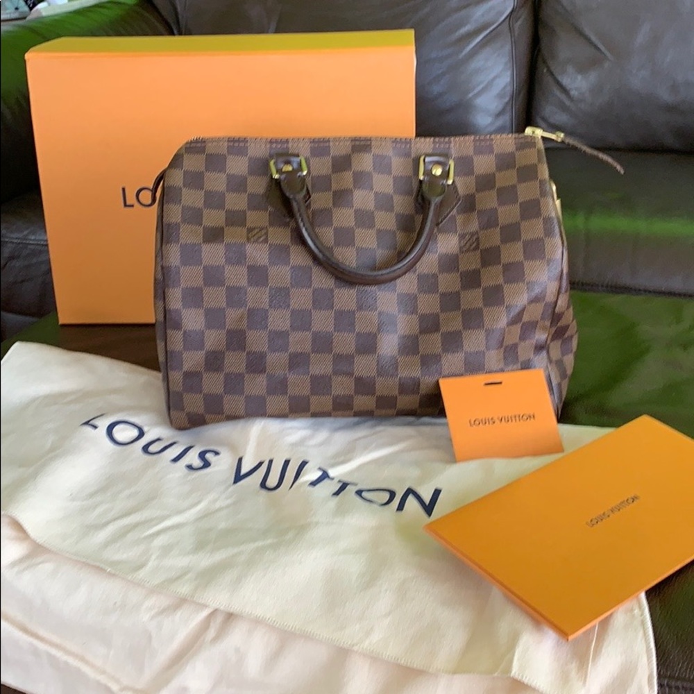 Louis Vuitton medium size speedy bag